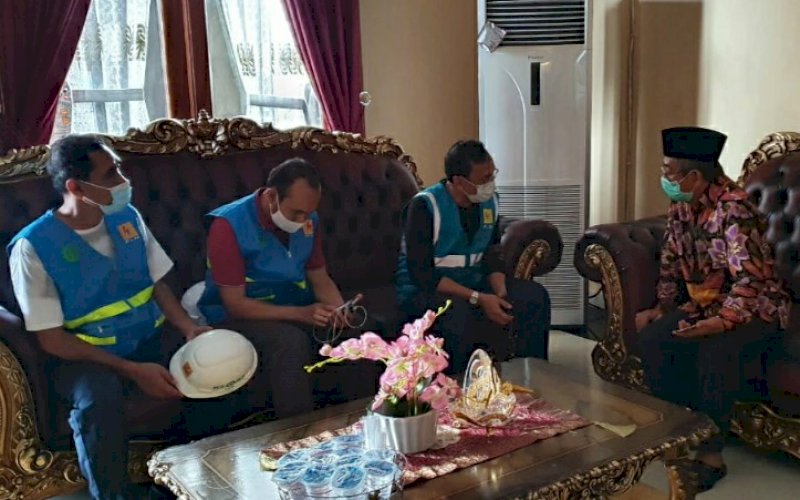 KOORDINASI. Gubernur Sulbar, Ali Baal Masdar, menerima perwakilan PT PLN (Persero) yang melakukan koordinasi pemulihan kelistrikan terdampak bencana gempa susulan dengan magnitudo 6,2 Skala Richter (SR), Sabtu (16/1/2021). foto: istimewa