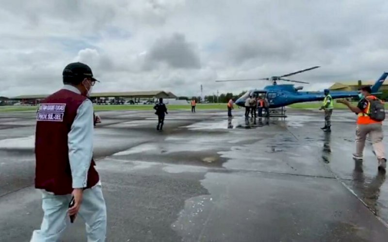 NAIK HELIKOPTER. Gubernur Sulsel, Nurdin Abdullah, hendak naik pesawat helikopter saat bersama rombongan mengecek langsung keadaan gempa yang menimpa Sulawesi Barat (Sulbar), Jumat (15/1/2021). foto: humas pemprov sulsel
