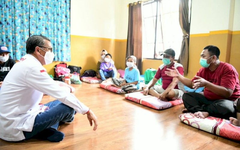 BERTEMU PENGUNGSI. Gubernur Sulsel, Nurdin Abdullah, saat meninjau langsung kondisi pengungsi korban gempa Sulbar di Asrama Haji Makassar, Rabu (20/1/2021). foto: humas pemprov sulsel