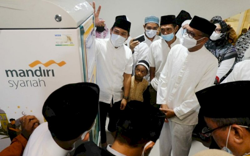 PERESMIAN. Gubernur Sulsel, Nurdin Abdullah, meresmikan ATM Beras untuk dhuafa di Masjid Sultan Alauddin, Kompleks Perumahan Dosen UMI, Jl Prof Dr Basalamah (eks Jl Racing Center), Kota Makassar, Rabu (6/1/2021). foto: istimewa