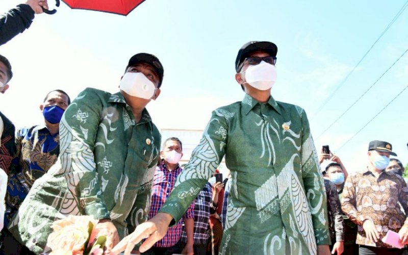 PERESMIAN. Gubernur Sulsel Nurdin Abdullah (kanan) didampingi Bupati Bone Andi Fashar Mahdin Padjalangi saat meresmikan jembatan Desa Watu, Kecamatan Cenrana, Kabupaten Bone, Sabtu (9/1/2021). foto: humas pemprov sulsel