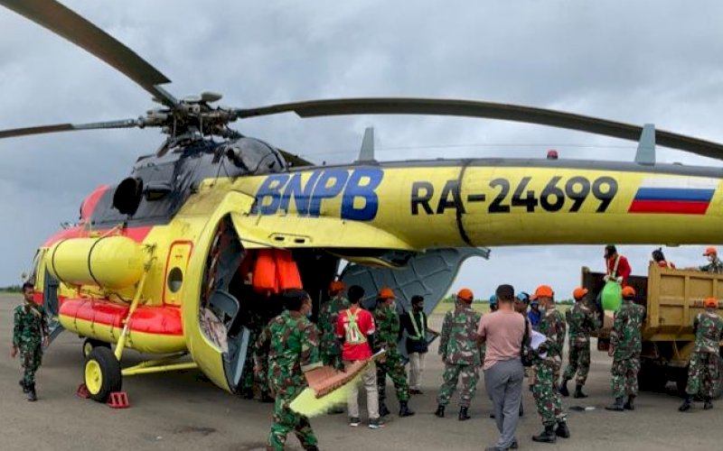 BANTUAN. Helikopter Mi-8 milik BNPB mengangkut bantuan kemanusiaan untuk desa-desa yang terisolir pasca gempa magnitudu 6,2 di wilayah Sulbar. foto: humas bnpb