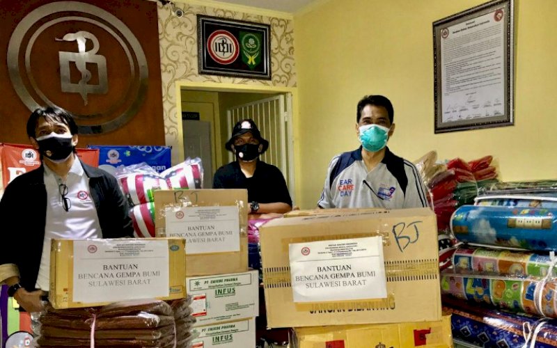 BANTUAN. Pelepasan bantuan IDI Wilayah Sulselbar yang disalurkan untuk korban gempa Sulbar, Sekretaris Umum IDI Sulselbar, Minggu (17/1/2021). foto: istimewa