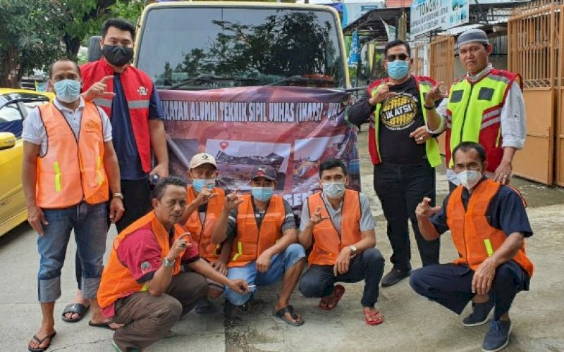 BANTUAN. Sekretaris Jenderal IKATSI Unhas, Hasbi Syamsu Ali (kedua kanan berdiri), saat melepas bantuan kemanusiaan kepada korban bencana gempa bumi Sulbar di kantornya, Jl Toddopuli, Kota Makassar, Selasa (19/1/2021). foto: ikatsi unhas