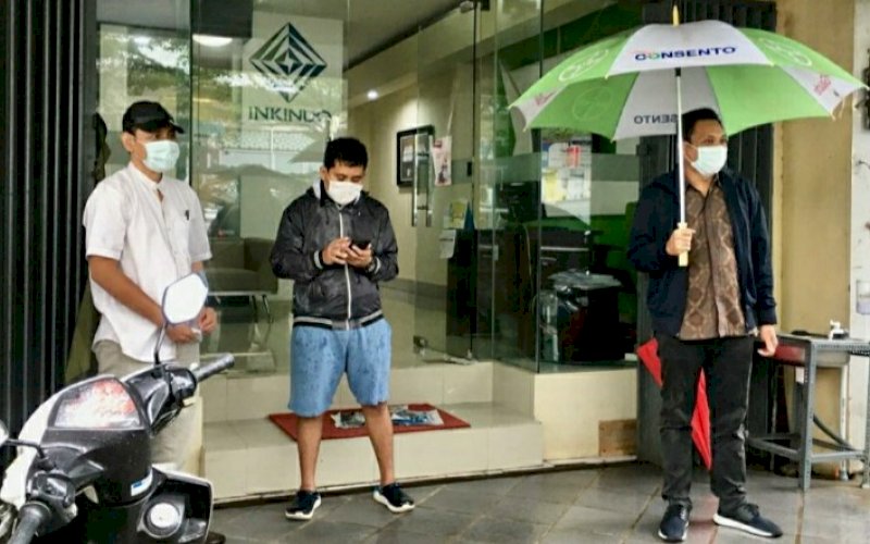 BANTUAN. Ketua DPP Inkindo Sulsel, Satriya Madjid (kanan), melepas bantuan tahap kedua untuk korban gempa Sulbar di Sekretariat Inkindo Sulsel, Kota Makassar, Senin (18/1/2021). foto: istimewa