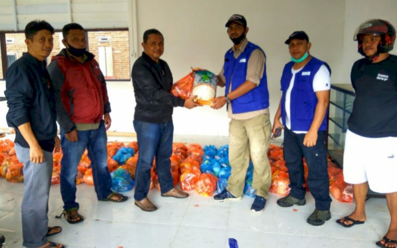 BANTUAN. Tim Tanggap Darurat Inkindo Sulsel Syahrul Ramadhan (kanan) menyerahkan bantuan kepad Ketua DPP Inkindo Sulbar Muh Yamin untuk selanjutnya didistribusikan ke masyarakat terdampak gempa Sulbar di pengungsian. foto: istimewa