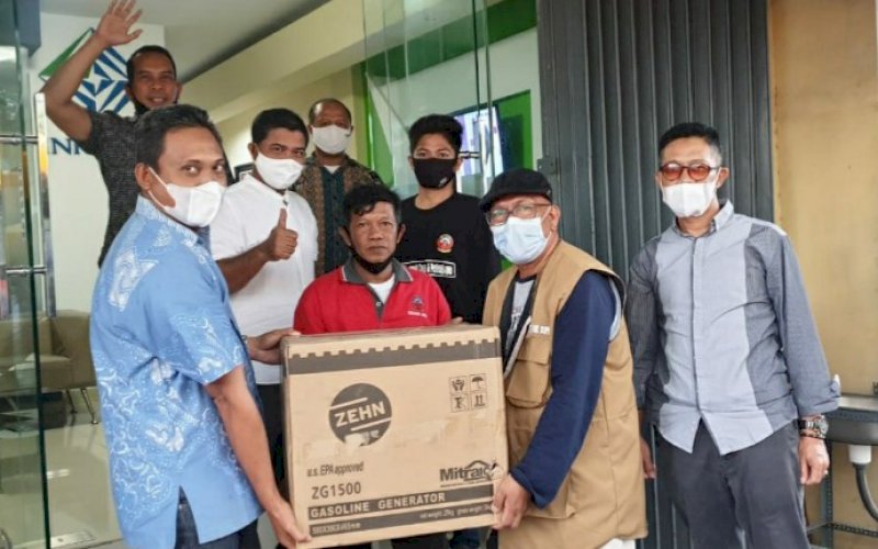 BANTUAN. Ketua DPP Inkindo Sulsel, Satriya Madjid (kiri), menyerahkan bantuan tahap ketiga berupa genset untuk korban gempa Sulbar di Sekretariat Inkindo Sulsel, Kota Makassar, Jumat (22/1/2021). foto: istimewa