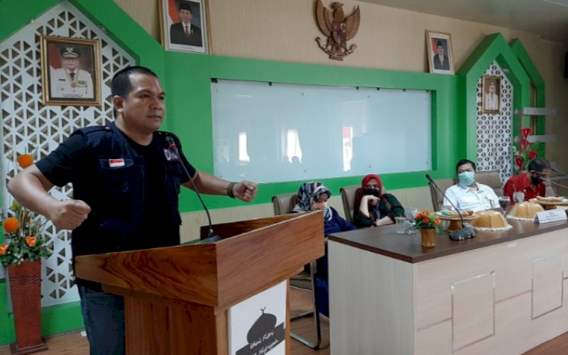 PEMBICARA. Humas IDI Kota Makassar, dr Wachyudi Muchsin SH, saat membawakan materi sosialisasi penanganan Covid-19 di depan ASN dan pengurus Dharmawanita Dinas Perumahan, Kawasan Permukiman, dan Pertanahan Provinsi Sulsel di Ruang Pertemuan Perkimtan Sulsel, Jumat (8/1/2021). Turut hadir Kepala Dinas Perumahan, Kawasan Permukiman, dan Pertanahan Provinsi Sulsel, Mahammad Iqbal Samad Suhaeb. foto: doelbeckz/pluz