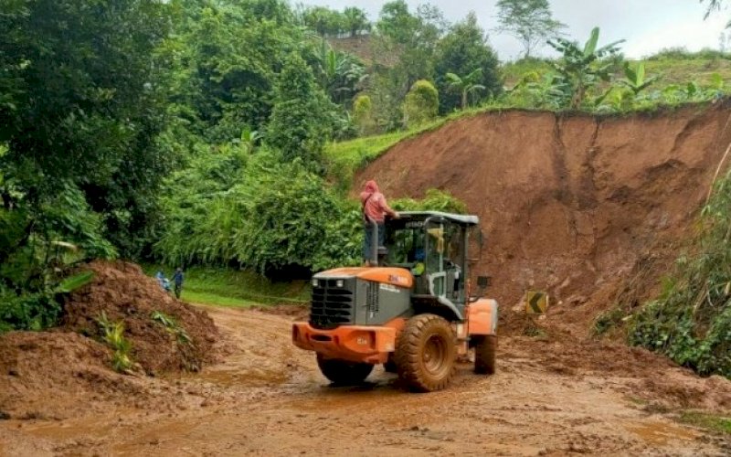 PERBAIKAN. Alat berat tengah mengevakuasi material di tengah jalan. Jalur darat yang menghubungkan Kabupaten Majene dengan Kabupaten Mamuju, Provonsi Sulbar kembali pulih dan dapat dilalui kendaraan. foto: kodam xiv hasanuddin
