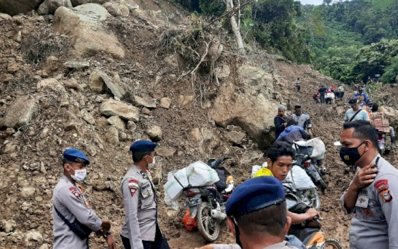 PEMULIHAN Kondisi jalur yang tertutup timbunan material longsor di Kecamatan Ulumanda, Kabupaten Majene, Provinsi Sulbar, Rabu (20/1/2021). foto: istimewa
