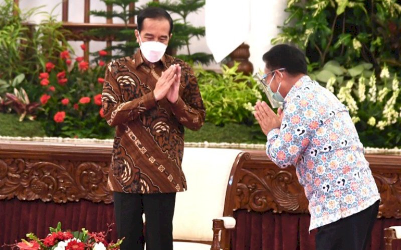 RAKORNAS. Presiden Joko Widodo bertegur sapa dengan Kepala Badan Kependudukan dan Keluarga Berencana Nasional, Hasto Wardoyo, dalam pembukaan Rapat Koordinasi Nasional&nbsp; (Rakornas) Kemitraan Program Bangga Kencana Tahun 2021 di Istana Negara, Jakarta, Kamis (28/1/2021). foto: bpmi setpres