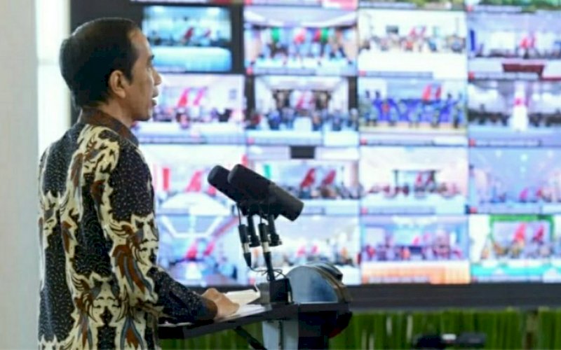 SAMBUTAN. Presiden Joko Widodo saat menyampaikan sambutan secara virtual dalam acara penandatanganan kontrak paket tender atau seleksi dini Kementerian Pekerjaan Umum dan Perumahan Rakyat Tahun Anggaran 2021 di Istana Kepresidenan Bogor, Jawa Barat, Jumat (15/1/2021). foto: bpmi setpres
