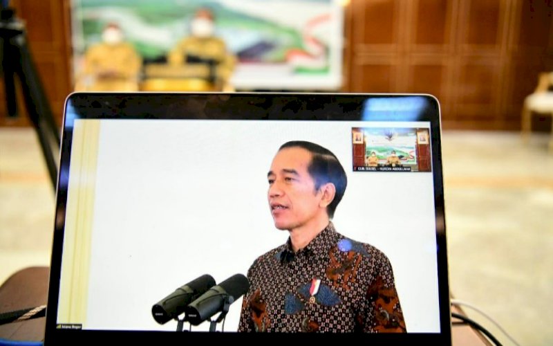 BERI ARAHAN. Presiden Joko Widodo memberikan arahan pada Penandatanganan Kerja Sama Dalam Rangka Kemitraan PMA dan PMDN dengan UMKM secara virtual, Senin (18/1/2021). foto: humas pemprov sulsel