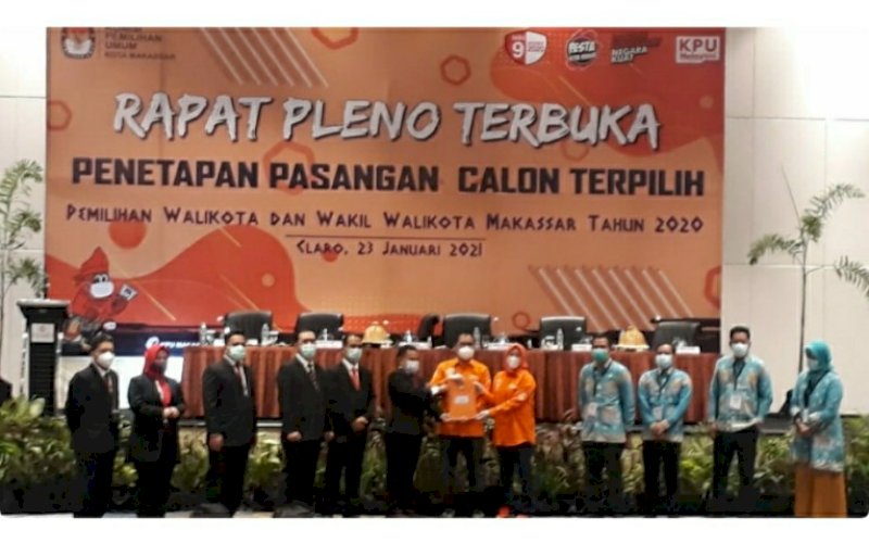 PENETAPAN KPU. Ketua KPU Kota Makassar Faridl Wajdi menyerahkan berkas penetapan kepada pasangan calon Mohammad Ramdhan Pomanto-Fatmawati Rusdi (Danny-Fatma) sebagai pemenang Pilwalkot Makassar 2020 melalui rapat pleno terbuka penetapan pasangan calon terpilih Pilwalkot Makassar 2020 di Claro Makassar, Sabtu (23/1/2021). foto: istimewa