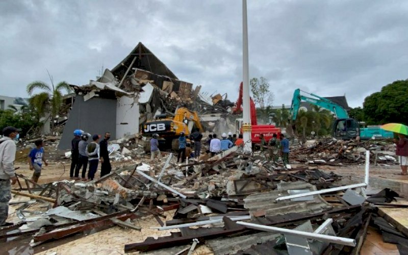 DAMPAK GEMPA. Alat berat melakukan evakuasi kerusakan Kantor Gubernur Sulbar di Mamuju yang ambruk akibat gempa bumi dengan magnitudo 6,2 yang mengguncang Kabupaten Majene, Sulawesi Barat, Jumat (15/1/2021) dini hari tadi. foto: humas pemprov sulsel