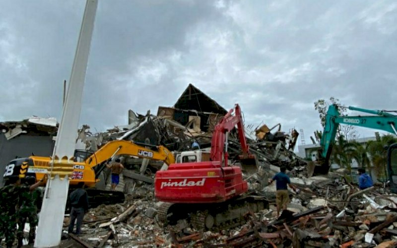 DAMPAK GEMPA. Kantor Gubernur Sulbar di Mamuju ambruk akibat gempa bumi dengan magnitudo 6,2 yang mengguncang Kabupaten Majene-Mamuju, Sulbar, Jumat (15/1/2021) dini hari. foto: humas pemprov sulsel