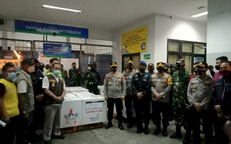 PENGAMANAN. Kapolda Sulsel Irjen Pol Merdysam didampingi Karo Ops Polda Sulsel Kombes Pol Adeni Muhan dan sejumlah pejabat utama Polda Sulsel saat melakukan pengamanan dan pengawalan pendistribusian vaksin Covid-19 yang telah tiba di Bandara Internasional Sultan Hasanuddin Makassar, Selasa (5/1/2021). foto: istimewah