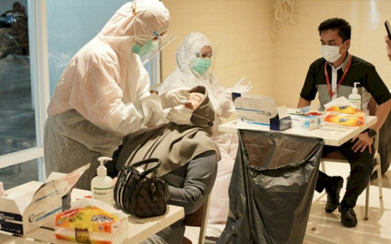 RAPID TEST. Karyawan PT Kalla Inti Karsa mengikuti rapid test antigen. Ini dilakukan untuk menekan laju penyebaran Covid-19. foto: istimewa