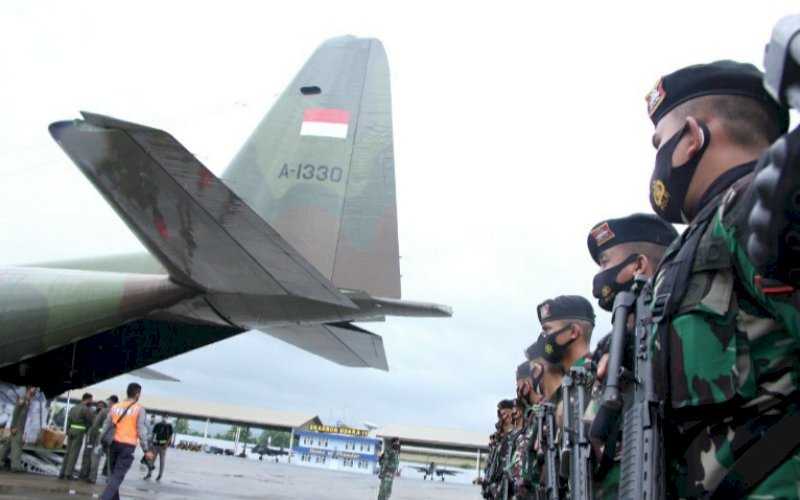 BANTUAN. Sebanyak 100 orang personel prajurit TNI Yonkav 10 Mendagiri diterbangkan menuju Mamuju, Provinsi Sulbar menggunakan pesawat Hercules C-130 milik TNI AU di Lanud Hasanuddin di Maros, Provinsi Sulsel, Minggu (17/1/2021). foto: humas kodam XIV hasanuddin