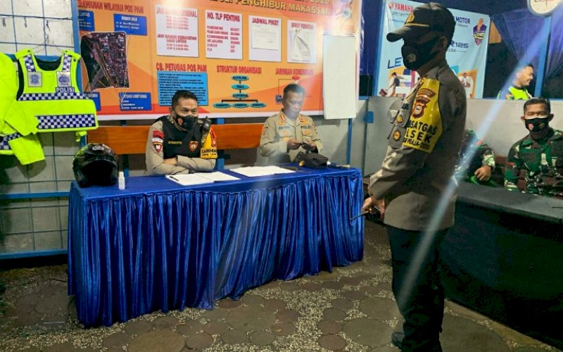 PANTAU PENGAMANAN. Karo Ops Polda Sulsel, Kombes Pol Adeni Muhan Daeng Pabali, yang akrab disapa Puang Tindizzz (kiri), memantau pengamanan malam tahun baru 2021 di salah satu pos pengamanan di Kota Makassar, Kamis (31/12/2020) malam. foto: istimewa