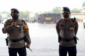 Dansat Brimob Polda Sulsel Pimpin Penyaluran Bantuan ke Korban Gempa Sulbar