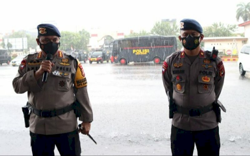 PELEPASAN. Komandan Satuan Brimob Polda Sulsel Kombes Pol Muhammad Anis PS (kiri) didampingi Kompol Nur Ichsan Danyon C Pelopor selaku Danyon Penugasan pada apel keberangkatan pasukan ke Provinsi Sulbar yang diadakan di Mako Satbrimob Polda Sulsel, Jl KS Tubun, Kota Makassar, Jumat (15/1/2021). foto: istimewa