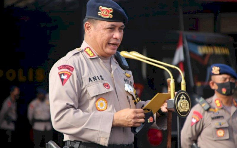 PIMPIN UPACARA. Komandan Satuan Brimob Polda Sulsel, Kombes Pol Muhammad Anis PS, memimpin langsung jalannya upacara PTDH empat personel Satbrimob Polda Sulsel yang melakukan pelanggaran berat dan tindak pidana di Mako Satbrimob Polda Sulsel Jl KS Tubun, Kota Makassar, Rabu (13/1/2021). foto: istimewa