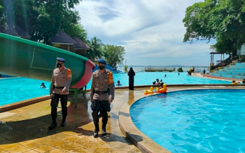 PATROLI. Personel Batalyon C Pelopor Satbrimob Polda Sulsel melakukan patroli guna menjaga kondusivitas Kamtibmas Kabupaten Bone, Sabtu (9/1/2021). foto: istimewa