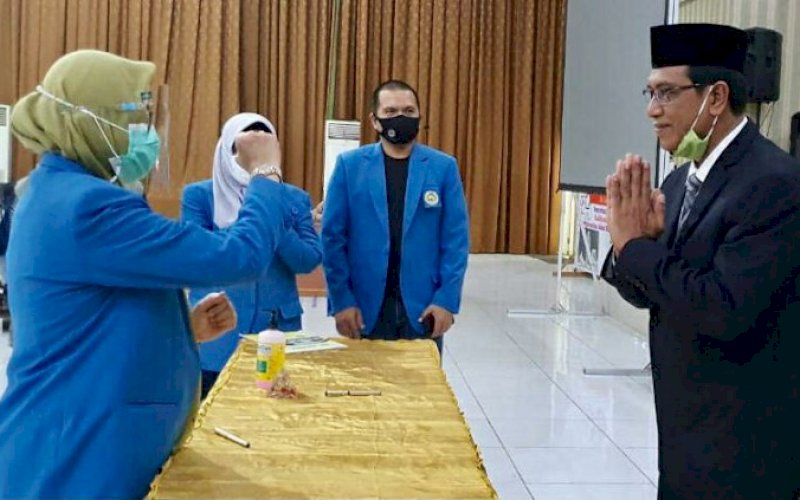 PELANTIKAN. Rektor UIM DR Ir Hj A Majdah M Zain MSi melantik Prof DR HM Arfin Hamid SH MH sebagai Wakil Rektor (WR) I Bidang Akademik dan Kerja Sama UIM di Auditorium KH Muhyiddin Zain, Kamis (7/1/2021). foto: istimewa