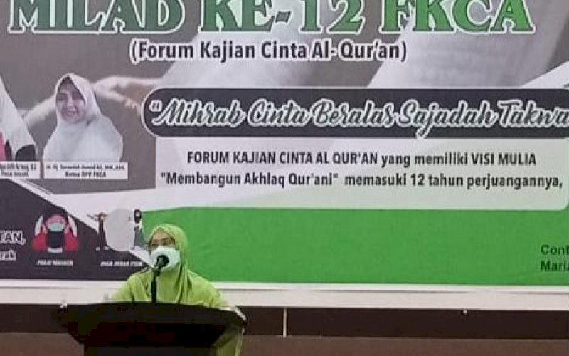 SAMBUTAN. Dewan Pembina FKCA Sulsel, DR Ir Hj A Majdah M Zain MSi, yang juga Rektor UIM pada puncak perayaan milad ke-12 tahun Forum Kajian Cinta Al Qur'an (FKCA) Sulsel di Auditorium Universitas Islam Makassar (UIM), Senin (11/1/2021). foto: istimewa