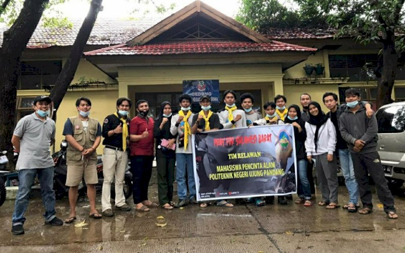BANTUAN. Tim Mapala PNUP saat pelepasan pemberangkatan membawa bantuan untuk korban gempa Sulbar di Kampus Politeknik Negeri Ujung Pandang di Jl Perintis Kemerdekaan 10, Makassar, Sabtu (16/1/2021). foto: istimewa