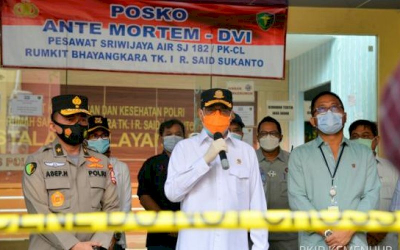 MENINJAU. Menteri Perhubungan Budi Karya Sumadi meninjau proses identifikasi jenazah korban jatuhnya pesawat Sriwijaya air SJ 182 di Rumah Sakit Polri, Jakarta, hari ini, Selasa (12/1/2021). foto: istimewa