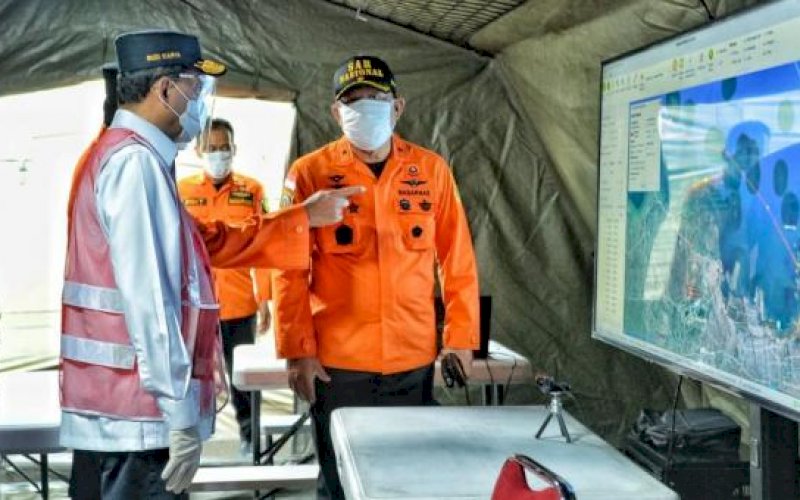 TINJAU LOKASI. Menteri Perhubungan, Budi Karya Sumadi, turun langsung meninjau titik yang diduga menjadi lokasi jatuhnya pesawat Sriwijaya Air SJ 182 menggunakan Kapal KRI John Lie milik TNI, Minggu (10/1/2021). foto: istimewa