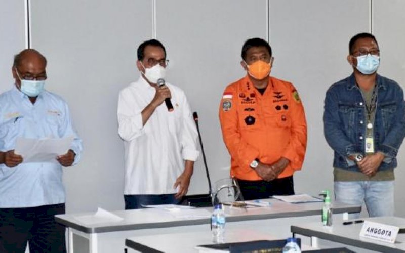 BERI KETERANGAN. Menteri Perhubungan, Budi Karya Sumadi (kedua kiri), bersama sejumlah stakeholder konferensi pers virtualnya di Bandara Soekarno Hatta Jakarta, Sabtu (9/1/2021) malam. foto: istimewa