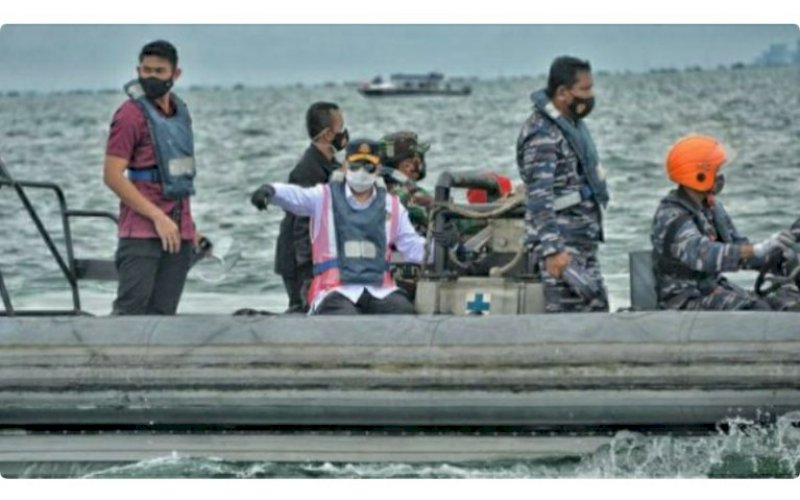TINJAU LOKASI. Menteri Perhubungan, Budi Karya Sumadi, turun langsung meninjau titik yang diduga menjadi lokasi jatuhnya pesawat Sriwijaya Air SJ 182, Minggu (10/1/2021). foto: istimewa