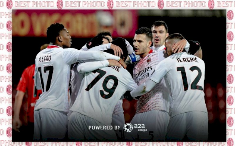 RAYAKAN KEMENANGAN. Pemain AC Milan&nbsp;merayakan kemenangan usai menumbangkan&nbsp;Benevento&nbsp;2-0 di giornata ke-15 di Stadion Ciro Vigorito, Senin (4/1/2021) dini hari WITA. foto: twitter @acmilan