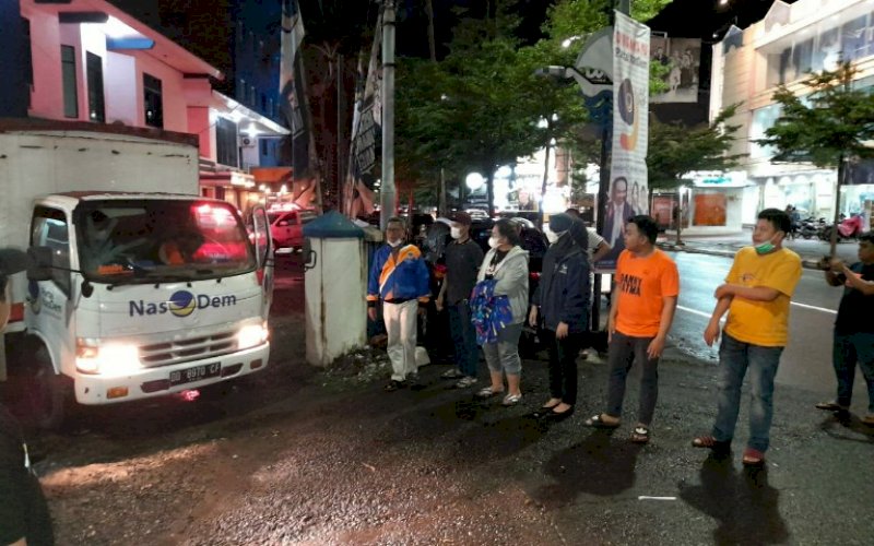 BANTUAN. Ketua Nasdem Kota Makassar Andi Rachmati Dewi bersama anggota DPRD Sulsel Mizar Roem melepas bantuan yang dikirim untuk korban gempa Sulbar di Kantor DPW Nasdem Sulsel di Jl Botolempangan, Makassar, Minggu (17/1/2020) malam. foto: humas nasdem sulsel
