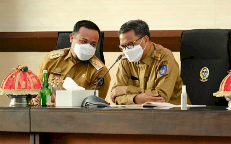 RAPAT KERJA. Gubernur Sulsel Nurdin Abdullah bersama Wakil Gubernur Sulsel Andi Sudirman Sulaiman saat memimpin rapat kerja pelaksanaan kegiatan anggaran tahun 2021 dan evaluasi kegiatan tahun 2020 di Ruang Rapim Kantor Gubernur Sulsel, Jalan Urip Sumoharjo Makassar, Senin (4/1/2021). foto: istimewah