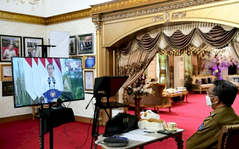 RAKERNAS. Gubernur Sulsel, Nurdin Abdullah, mengikuti secara virtual pembukaan Rakernas Pembangunan Pertanian Tahun 2021 di Rumah Jabatan Gubernur. Acara ini dibuka langsung Presiden RI Joko Widodo di Istana Negara, Jakarta, Senin (11/1/2021). foto: humas pemprov sulsel