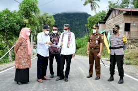 Gubernur Tuntaskan Akses Jalan Beraspal di Daerah Terisolir Sinjai Barat