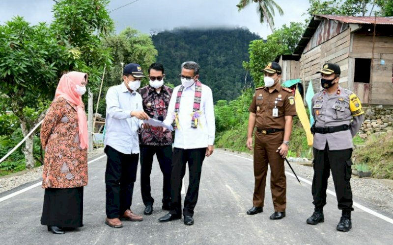 PERESMIAN. Gubernur Sulsel Nurdin Abdullah (ketiga kiri) didampungi Bupati Sinjai Andi Seto Gadhista Asapa saat meresmikan jalanan aspal di Desa Botolempangan, Kecamatan Sinjai Barat, Kabupaten Sinjai, Kamis (7/1/2021). foto: istimewa