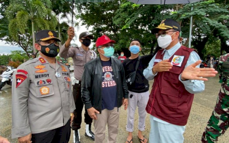 PENINJAUAN. Gubernur Sulsel, Nurdin Abdullah (kanan), saat meninjau lokasi gempa Majene, Sulbar, Jumat (15/1/2021) sore. foto: pemprov sulsel