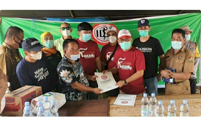 BANTUAN. Koordinator Logistik PABI Makassar untuk Sulbar DR dr Irawan Gunawan SpB (K) Onk mendampingi Ketua IDI Wilayah Sulselbar dr Muhammad Ikhsan Mustari Mkes menyerahkan bantuan di Mamuju, Sulbar. foto: istimewa