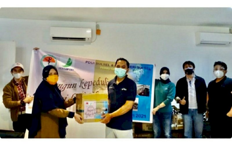BANTUAN. Pelepasan bantuan PDUI berkolaborasi dengan Perdaweri Provinsi Sulsel yang dikirim untuk korban gempa bumi di Provinsi Sulbar, Sabtu (16/1/2021) malam. foto: istimewa