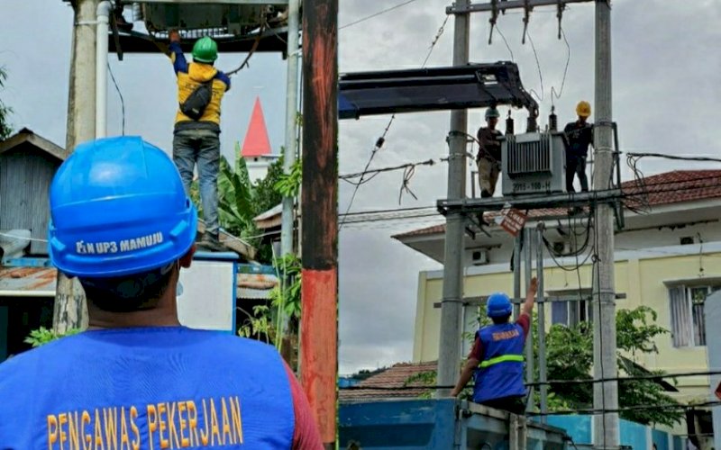 PENGERJAAN. Petugas PLN melakukan pengerjaan instalasi listrik yang rusak akibat gempa bumi yang mengguncang Mamuju dan Majene, Provinsi Sulbar, Jumat (15/1/2021) dini hari. foto: istimewa