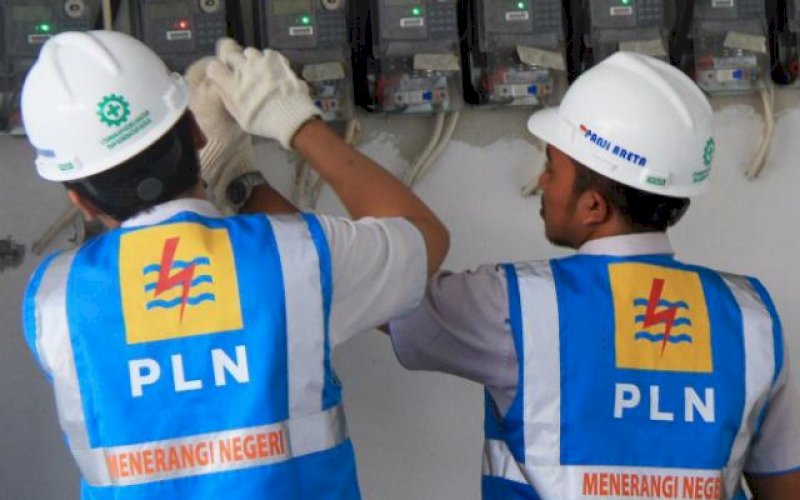 LAYANAN PLN. Petugas PLN melakukan pengecekan instalasi listrik. foto: istimewa