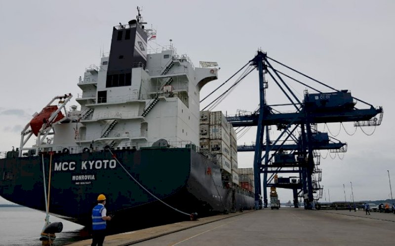 LAYANAN PELINDO. PT Pelabuhan Indonesia IV (Persero) memberikan stimulus atau relaksasi kepada para pengguna jasa khususnya untuk kegiatan transhipment selama masa pandemi Covid-19. foto: istimewa