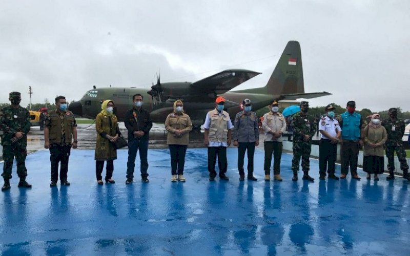 SEREMONI. Prosesi seremoni pemulangan 102 orang warga Jawa Timur dan Jawa Tengah korban bencana gempa bumi Sulbar yang dilakukan Pemprov Sulsel melalui Lanud Hasanuddin, Kamis (21/1/2021). foto: humas pemprov sulsel