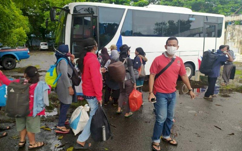 PENGUNGSI. Pengungsi dampak gempa Sulbar tiba di Makassar. foto: humas pemprov sulsel