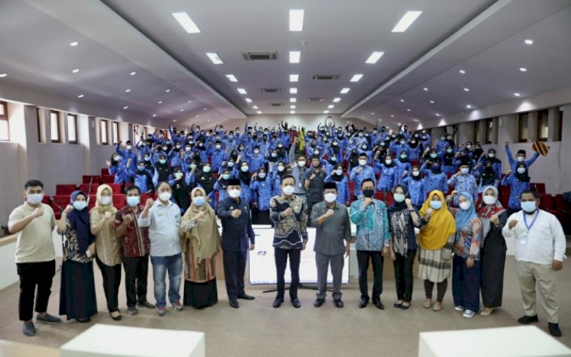 PENYERAHAN SK. Pj Wali Kota Makassar, Rudy Djamaluddin foto bersama usai menyerahkan SK CPNS untuk 526 CPNS yang lulus seleksi di Balai Kota Makassar, Jumat (22/1/2021). foto: humas pemkot sulsel